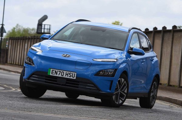 С пробег от 480 км и изненадващо представяне, съперникът на Kia e-Niro е проста електрическа кола, която лесно може да поеме каране до училище и пътуване за работа. Ранните модели се предлагаха с две изходни мощности и размери на батерията 39kWh (132 к.с.) и 64kWh (201 к.с.).

Определено трябва да изберете втората, тъй като гарантира споменатия горе голям пробег, а и се презарежда за около 45 минути. 

Kona идва с много оборудване като стандарт, като дори началните режими получават Apple CarPlay и Android Auto и сателитна навигация. 

Модел от 2020 г. с 64 kWh и навъртени 168 000 километра струва около 16 000 евро.